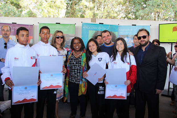 A Secretária Macaé Evaristo, recebeu, no estande da SEE, estudantes que foram destaques em competições esportivas e de conhecimento, como JEMG, JEJ e Obmep. Foto: Eric Abreu (ACS/SEE-MG)